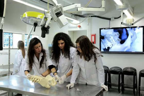 Alumnas de Medicina de la Universidad de Barcelona, en una imagen de archivo.