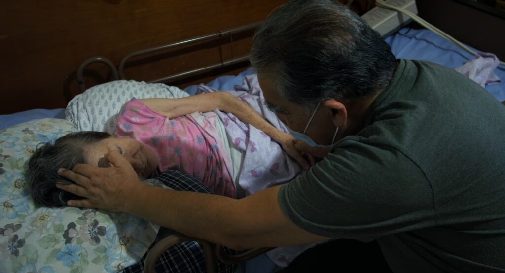 El doctor Federico en un fotograma del documental ´El último viaje'.